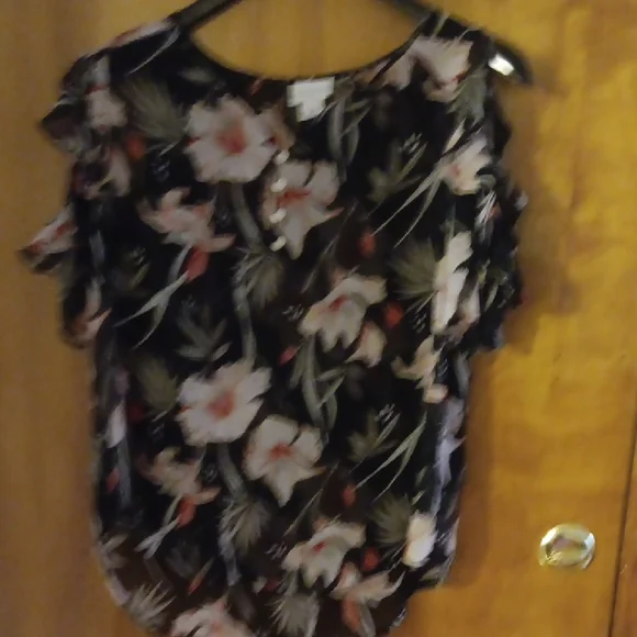 Liz Claiborne Black and White Ruffled Blouse L NWOT - Picture 2 of 3